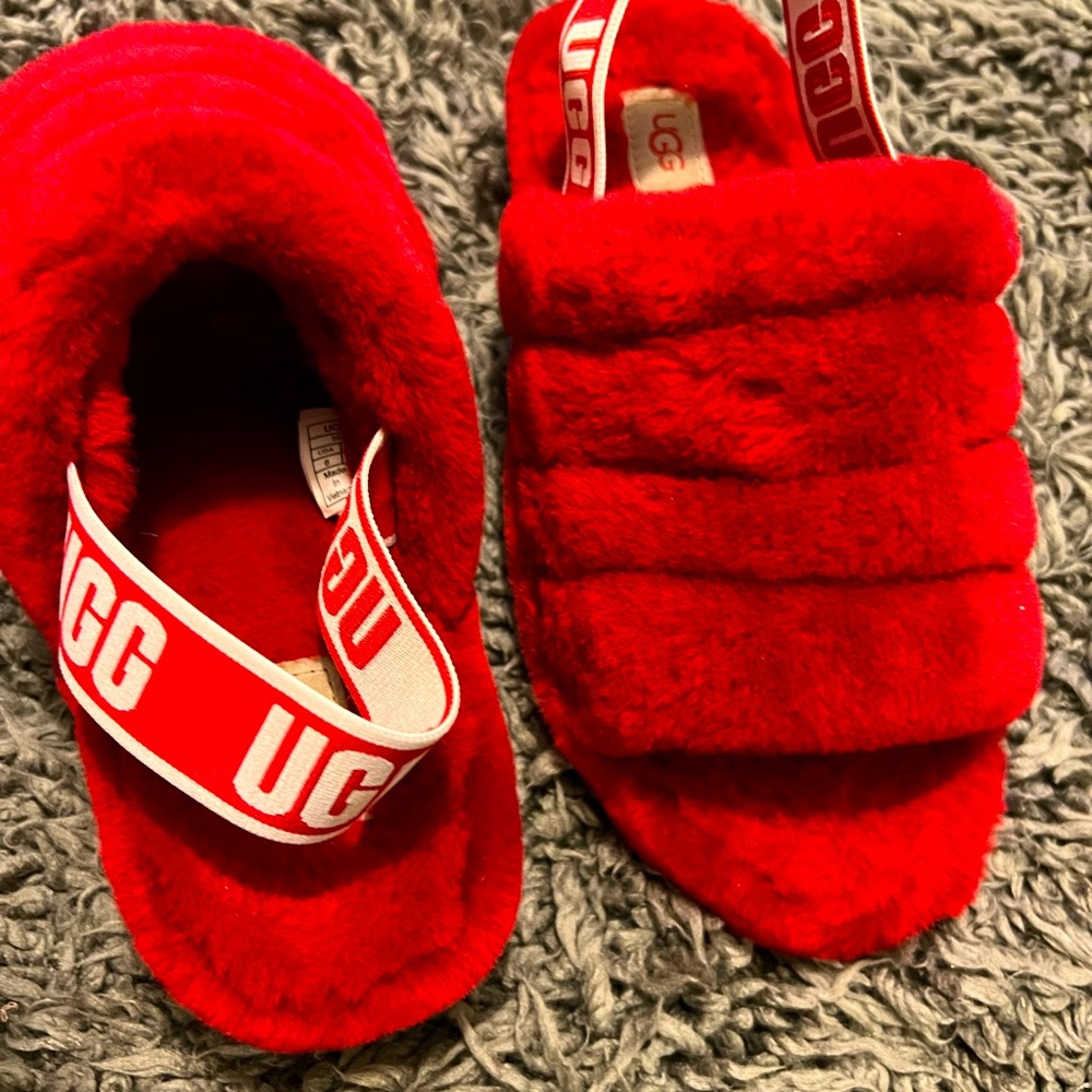 UGGs fluffy yeah slide color red, size 7